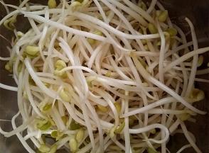 黄豆芽洗净去根须备用。