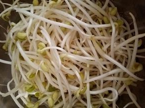 黄豆芽洗净去根须备用。