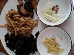 葱姜切丝、木耳、香菇、黄花菜洗净改刀备用。