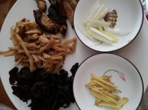 葱姜切丝、木耳、香菇、黄花菜洗净改刀备用。