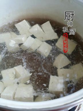 锅里加水放1g盐、黄酒一勺放切好的豆腐块焯水去豆腥味，捞出沥干水备用。