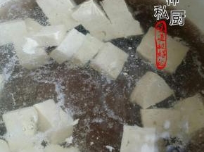 锅里加水放1g盐、黄酒一勺放切好的豆腐块焯水去豆腥味，捞出沥干水备用。