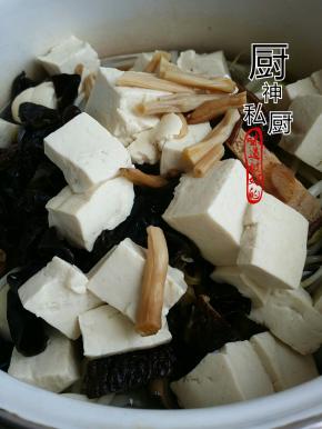 将所有食材放入砂锅加水或鸡汤大火烧开转小火慢炖10分钟左右，放八角、姜丝在炖3分钟放葱丝放调味料淋香油即可。