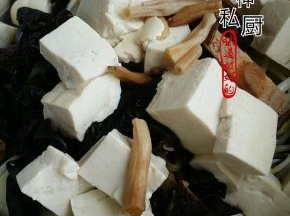 将所有食材放入砂锅加水或鸡汤大火烧开转小火慢炖10分钟左右，放八角、姜丝在炖3分钟放葱丝放调味料淋香油即可。