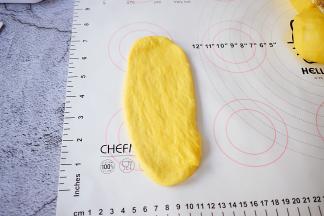 面团擀成牛舌状