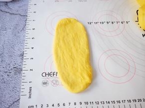 面团擀成牛舌状