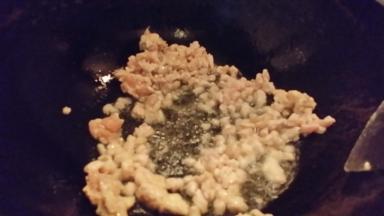 锅烧热放油下鸡肉粒煸炒至变色。