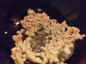 锅烧热放油下鸡肉粒煸炒至变色。