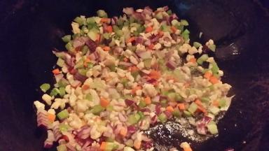 鸡粒煸好放洋葱、红萝卜西芹粒煸炒。