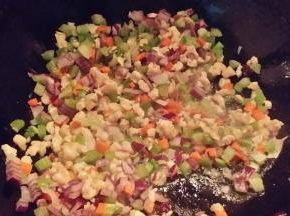 鸡粒煸好放洋葱、红萝卜西芹粒煸炒。