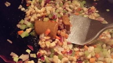 淋料酒加咖喱煸炒。