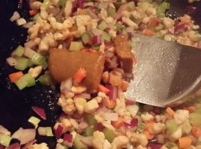 淋料酒加咖喱煸炒。