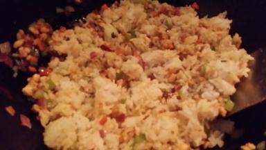 将米饭打散放入加盐拌匀即可。