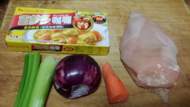 鸡胸肉洗净切粒，红萝卜去皮洗净切小粒，洋葱切小粒，西芹洗净切小粒，鸡肉粒加适量料酒、白胡椒生粉上浆去腥备用。