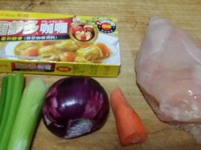 鸡胸肉洗净切粒，红萝卜去皮洗净切小粒，洋葱切小粒，西芹洗净切小粒，鸡肉粒加适量料酒、白胡椒生粉上浆去腥备用。