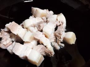 锅内放油烧热，放入肉块翻炒片刻