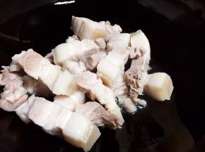 锅内放油烧热，放入肉块翻炒片刻