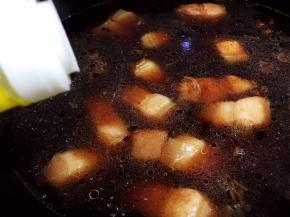 放入清水没过肉块，放入料酒