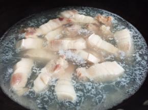 五花肉切块，凉水下锅焯水，然后捞出洗净