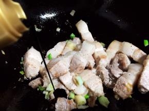 放入生抽炒匀