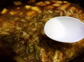 放盐调味，继续炖煮