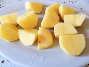 土豆去皮洗净切块，酸菜洗净切丝（酸菜丝忘记拍照了）