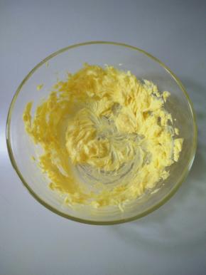 黄油提前软化好，放到打蛋盆里，用电动打蛋器打软