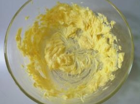 黄油提前软化好，放到打蛋盆里，用电动打蛋器打软