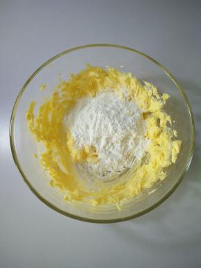 低速打软后再加入糖粉。
