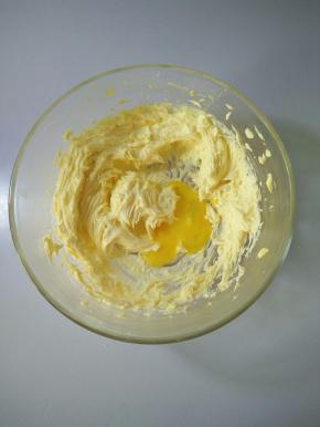 鸡蛋打散分次加入，每次加完蛋液都要用电动打蛋器打均匀，再加入下一次的蛋液。