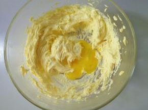 鸡蛋打散分次加入，每次加完蛋液都要用电动打蛋器打均匀，再加入下一次的蛋液。