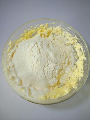 筛入低粉和盐。