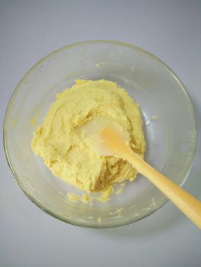 用刮刀拌均匀。