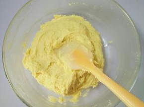 用刮刀拌均匀。