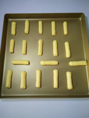 在烤盘里挤成长小条即可。