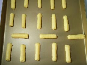 在烤盘里挤成长小条即可。