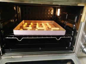 放入预热好的烤箱，上下150度13分钟即可，饼干微微发黄即可。