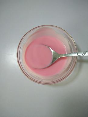 巧克力隔温水溶化，再装入裱花袋剪小口。