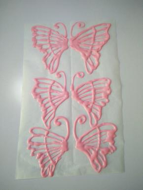 用一张油纸提前画好蝴蝶形状，把油纸反过来按照图案描绘。