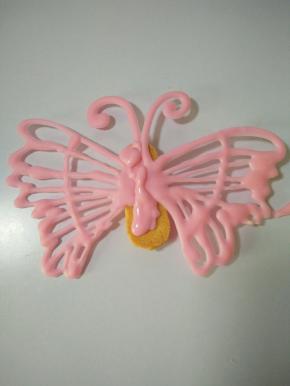 待巧克力凝固，取一片饼干，把巧克力挤在饼干背面，放上两边的翅膀，再用一片饼干合起来即可。