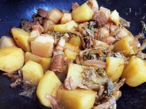 土豆块炖熟后收浓汤汁