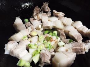 放入葱末和花椒粉翻炒片刻