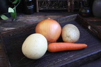 烤鸡时需要准备雪梨、洋葱、胡萝卜、土豆。