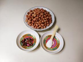 准备好食材：花生，花椒，盐