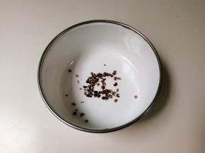 花椒放入大一点的器皿里面