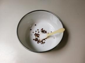 放入一小勺盐