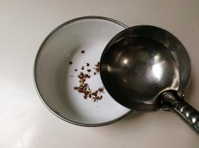 放入二分之一大勺开水