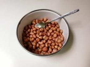 拌匀静置一分钟，最好用手将花生米抓一抓