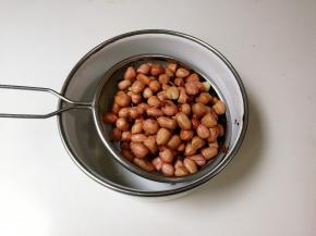 将花生米沥掉水