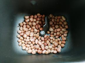 烤好的花生不要急着取出来，还没有脆，继续放在面包机里面，面包机的余温继续将花生里面的水分烤干